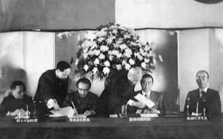 日中平和友好条約批准書に調印する8左から）鄧小平中国副首相、黄華中国外相、園田外相、福田首相（1978年）