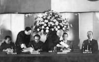 日中平和友好条約批准書に調印する8左から）鄧小平中国副首相、黄華中国外相、園田外相、福田首相（1978年）