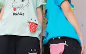 ポケットの裏地を出すと舌に見えるデザインの「アップスマイル」シリーズの服を着る若者(東京都渋谷区のアップスタート原宿店)