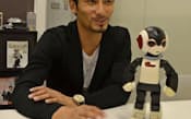 「アトムから始まった」と話すロボットクリエーターの高橋智隆氏(7月、東京大学の高橋研究室)
