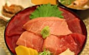 大トロ、中トロ、赤身が鮮やかに盛りつけられたマグロ丼(青森県大間町の「浜寿司」)