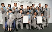 東京五輪招致委の記者会見で、カメラマンにポーズをとる五輪、パラリンピックの選手ら（5日、ブエノスアイレス）=共同