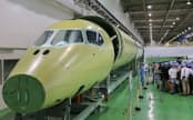 三菱航空機が開発中の小型ジェット旅客機「MRJ」の機体部品を初公開（7日、愛知県飛島村）