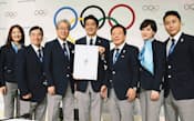 IOC総会でのプレゼンテーションを終え、記者会見で写真に納まる東京招致団（7日、ブエノスアイレス）=共同