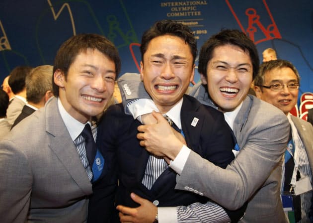 2020年の東京五輪開催が決定し、喜ぶフェンシングの太田雄貴選手（中央）ら（７日、ブエノスアイレス）＝代表撮影・共同