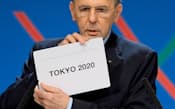 IOC総会で2020年五輪の開催都市を東京と発表するロゲ会長（7日、ブエノスアイレス）=AP