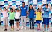 子どもたちと東京五輪の開催決定を喜ぶ北島と澤