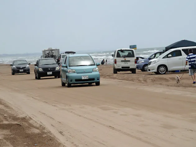 日本唯一 砂浜のドライブウエー体験記 石川 千里浜 Nikkei Style 日本唯一 砂浜のドライブウエー体験記 石川 千里浜 Nikkei Style
