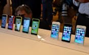 カラフルな本体をそろえた新型iPhone。右の3台が5s、左の5台が5c（10日、カリフォルニア州のアップル本社）
