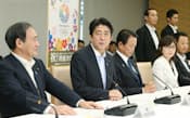 東京五輪関係閣僚会議では始終笑顔だった安倍首相だが……(10日午後、首相官邸)