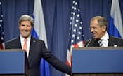 シリアの化学兵器廃棄で合意し記者会見するケリー米国務長官(左)とロシアのラブロフ外相（14日、ジュネーブ）=共同