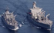 2003年、アラビア海で米艦船(右)に洋上給油する海上自衛隊の補給艦「ときわ」=共同