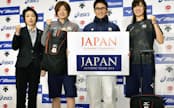 ソチ冬季五輪の日本選手団が着用する公式ウエアを日本オリンピック委員会が発表（18日、東京都内）=共同