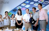 ドコモショップ丸の内店（東京・千代田）で発売直後のiPhone5sをドコモの加藤薫社長（右から3人目）から受け取る男性