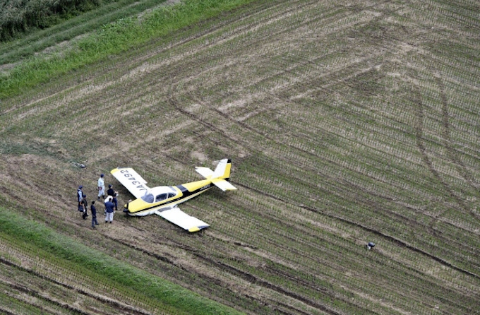水田に軽飛行機が不時着 千葉 1人けが 日本経済新聞