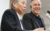 経営統合について記者会見する東京エレクトロンの東会長兼社長（左）と米アプライドマテリアルズのゲイリー・ディッカーソンCEO（24日、東京都港区）