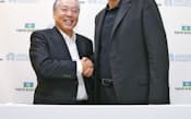 笑顔で握手する東京エレクトロンの東会長兼社長(左)と米アプライドマテリアルズのゲイリー・ディッカーソン社長兼CEO(24日、東京都港区)