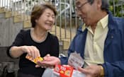 散歩で出かけた際にも子供向けの菓子をよく食べるという70代夫婦(東京都文京区)