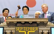 9月25日、米ニューヨーク証券取引所で取引終了の木づちをたたく安倍首相(代表撮影・共同)