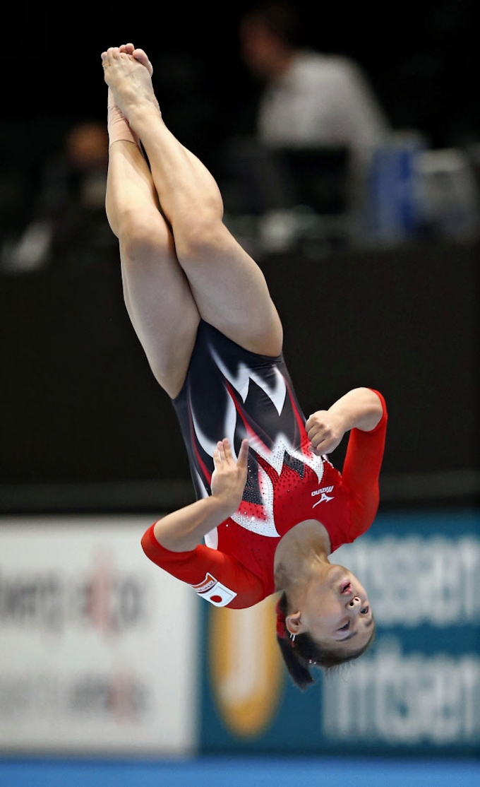 村上 床運動で暫定首位 世界体操女子予選 日本経済新聞