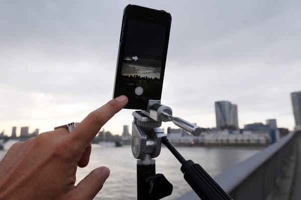 洗濯バサミが大活躍 Iphoneで撮る記念写真 Nikkei Style 洗濯バサミが大活躍 Iphoneで撮る記念写真 Nikkei Style