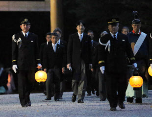 神様の引っ越し 厳かに 写真でみる遷御の儀 日本経済新聞 神様の引っ越し 厳かに 写真でみる遷御の儀 日本経済新聞