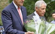 千鳥ケ淵戦没者墓苑を訪れ、献花するケリー米国務長官(左)とヘーゲル米国防長官(3日、東京都千代田区)=代表撮影・共同