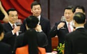 北京の人民大会堂で開かれた祝賀招待会で、乾杯する中国の習近平国家主席（右）と李克強首相=左（9月30日）=共同