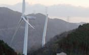 三重県津市美里町の風力発電設備で発生した発電機の落下事故。羽根と発電機が落下した風力発電機(中央)=2013年4月8日午前、風力発電所「ウインドパーク笠取」=共同