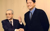 2000年11月、任天堂を訪れたマリナーズの佐々木主浩投手(右)と握手する山内社長=共同