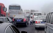 大気汚染による視界不良のため一時通行止めになり、渋滞する北京と各地を結ぶ高速道路（6日）=新華社・共同