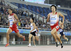 ケンブリッジ飛鳥 陸上男子0mで優勝 東アジア大会 日本経済新聞