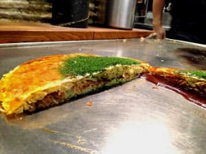 押さえつけることでここまで平たくなる。この店では極細麺を使っていることも一体感につながっている(「悟空」)