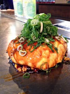 ふわふわ感が全面に出る「ドーム型」のお好み焼き(広島市南区の「電光石火 駅前ひろば店」)