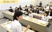 関西学院大学が主催する主婦向け再就職講座「ハッピーキャリアプログラム」の入校式(10月1日、大阪市北区)