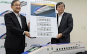 北陸新幹線、最速型は「かがやき」に。列車名を発表するJR西日本の真鍋社長（左）とJR東日本の原口常務（10日）
