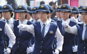 警視庁機動隊観閲式に参加した女性警察官機動隊(5月、東京都新宿区)