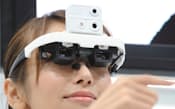 NTTドコモが発表した「インテリジェントグラス」。メガネの中に映る仮想キャラクターを指で操作する事ができる(1日午後、千葉市の幕張メッセ)　Akira Kodaka