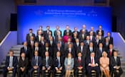 11日、G20財務相・中央銀行総裁会議が開かれた米ワシントンで写真に納まる参加者(国際通貨基金提供・ゲッティ=共同)