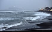 大型で強い台風26号が本州に接近。高い波が打ち寄せる神奈川県鎌倉市の海岸（15日）=共同