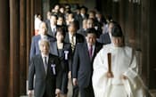 靖国神社の参拝に訪れた「みんなで靖国神社に参拝する国会議員の会」のメンバーら（18日、東京・九段北）=共同