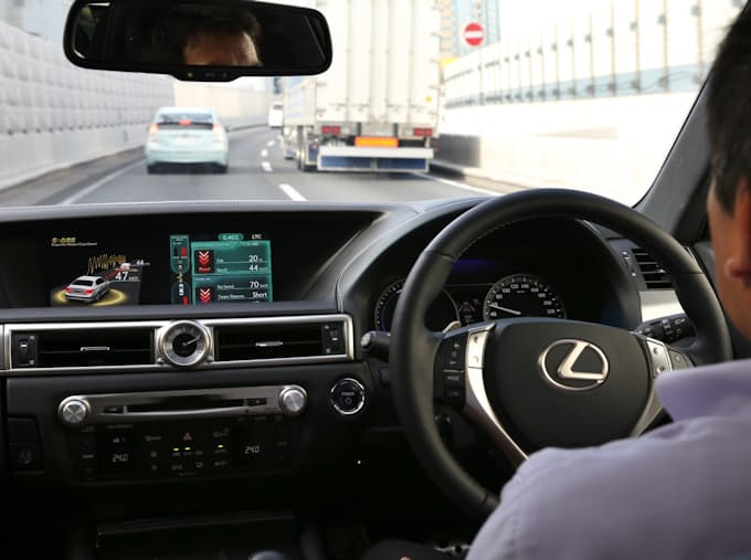トヨタの自動運転車に乗ってみた 初心者でも首都高安心 日本経済新聞