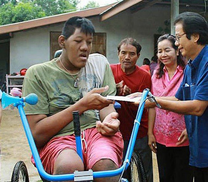 身長世界一か タイで257センチの男性現れる 日本経済新聞 身長世界一か タイで257センチの男性現れる 日本経済新聞