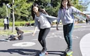 小型のスケートボード「ミニクルーザー」を楽しむ若者が増えている