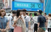 猛暑日が続き、気温が36度と表示された電光掲示板(23日午後、大阪市中央区)