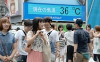 猛暑日が続き、気温が36度と表示された電光掲示板(大阪市中央区)