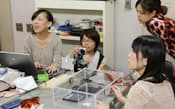 超微小な物理量を計測する手法を研究している理学部の学生たち(東京都文京区の日本女子大学)