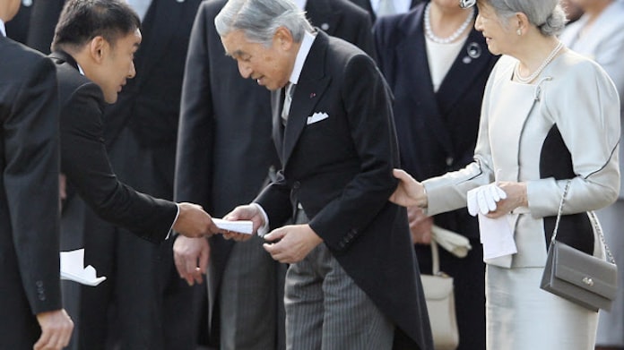 山本太郎参院議員、陛下に手紙渡す 園遊会: 日本経済新聞