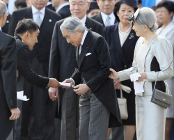 山本太郎参院議員 陛下に手紙渡す 園遊会 日本経済新聞 山本太郎参院議員 陛下に手紙渡す 園遊会 日本経済新聞