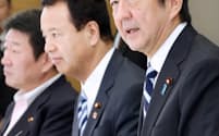 日本経済再生本部であいさつする安倍首相(10月18日、首相官邸)